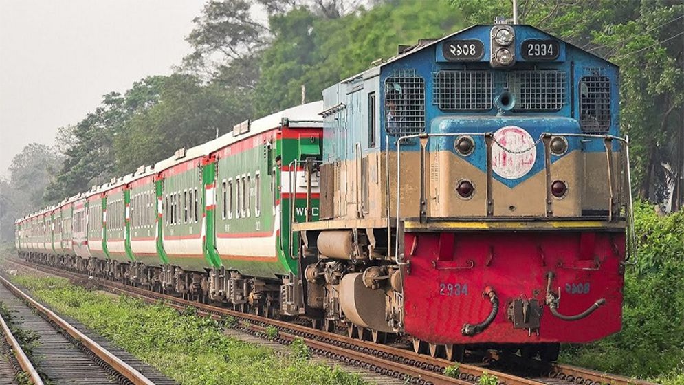 যাত্রীবাহী ট্রেন চলাচল শুরু, যাত্রীদের মধ্যে স্বস্তি