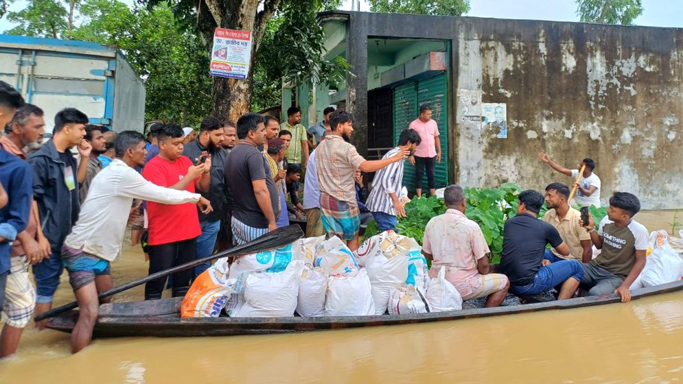 বন্যার্তদের সহায়তায় একদিনের বেতনের অর্থ দিচ্ছে ইউএস-বাংলার কর্মীরা