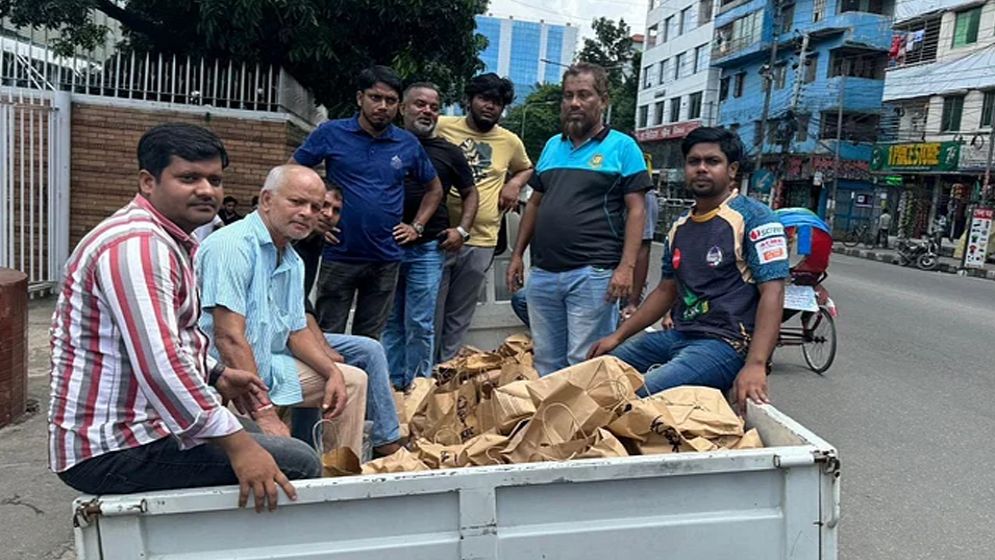 ‘ট্রাফিক পুলিশ’ শিক্ষার্থীদের খাবার বিতরণ বিসিবির