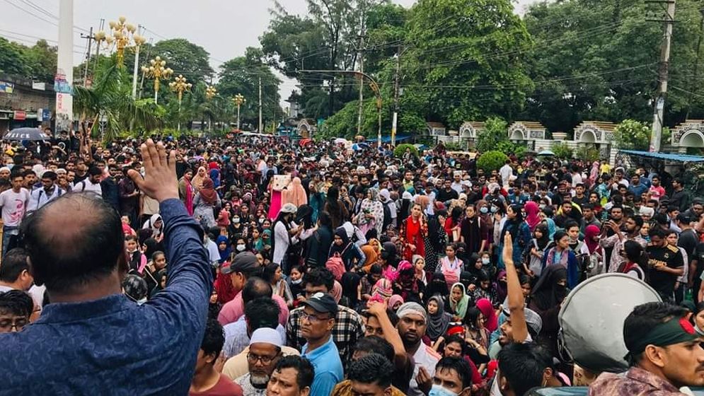 রাজপথ দখলে নিয়ে আ.লীগের ফেস্টুন-ব্যানার-নৌকা অপসারণ