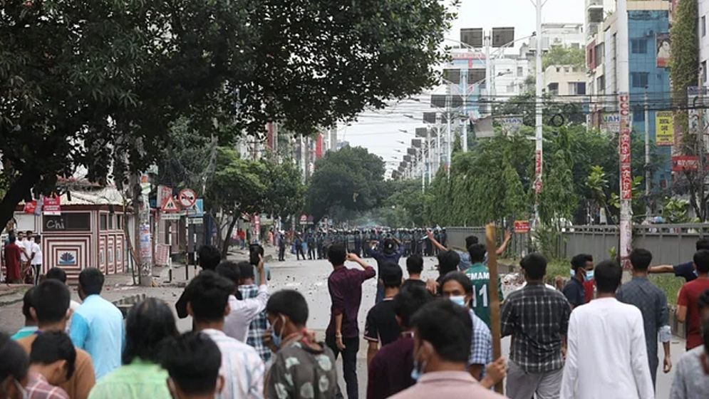 উত্তরায় ধাওয়া পাল্টা ধাওয়া, সাউন্ড গ্রেনেড-কাঁদানে গ্যাসের শেল নিক্ষেপ