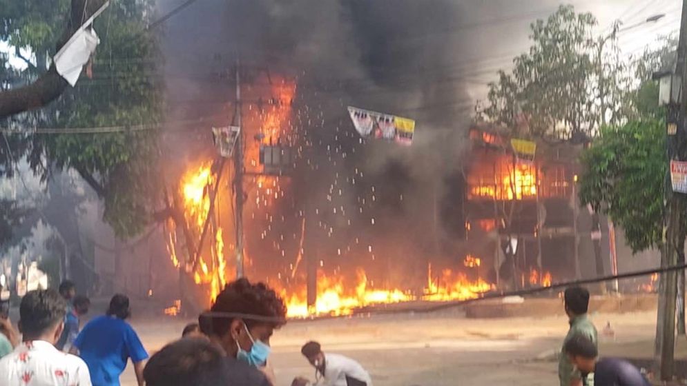 ধানমন্ডিতে ইয়োলোর শোরুমে আগুন