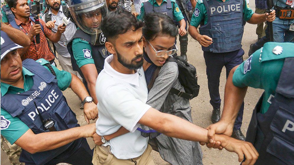 আন্দোলনকারীদের সঙ্গে বিভিন্ন জেলায় পুলিশের সংঘর্ষ