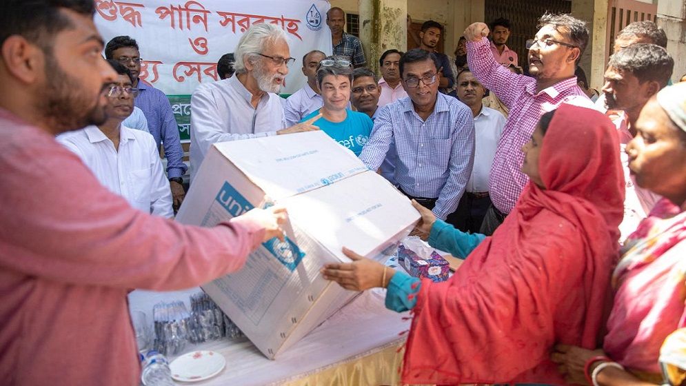 বন্যাদুর্গত এলাকায় ৩৬ লাখ পানি বিশুদ্ধকরণ ট্যাবলেট বিতরণ করেছে স্থানীয় সরকার বিভাগ