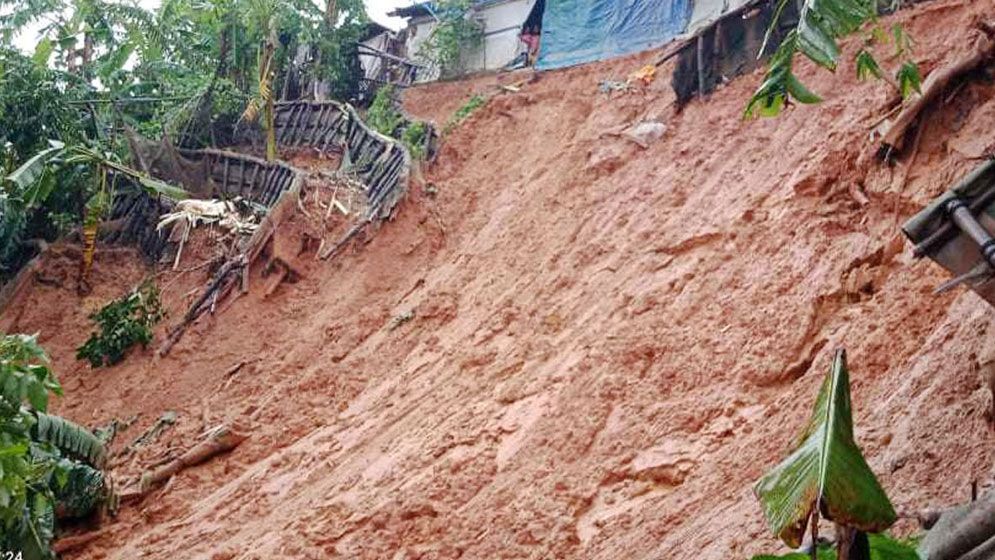 কক্সবাজারে পাহাড়ধসে একই পরিবারের ৩ জনের মৃত্যু