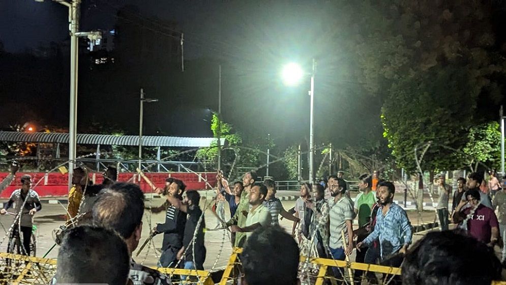 বঙ্গবন্ধুর প্রতিকৃতিতে শ্রদ্ধা, লাঠিসোঁটা নিয়ে হামলা-মারধর