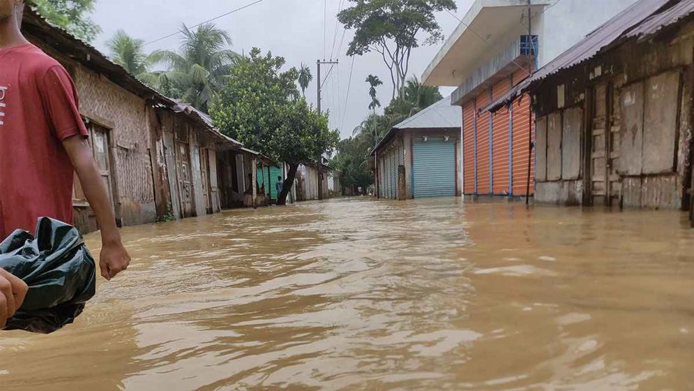 ফেনীতে ভয়াবহ বন্যায় পানিবন্দি লক্ষাধিক মানুষ