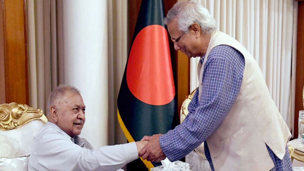 সংবিধান সংশোধনে ড. কামালের কাছে প্রস্তাব চেয়েছেন প্রধান উপদেষ্টা
