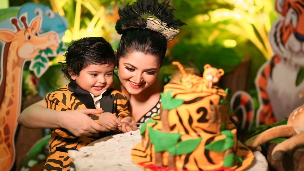 সন্তান নিয়ে সুন্দরবন ঘুরলেন পরী (ভিডিও)