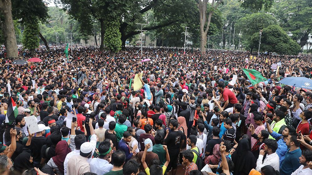 স্লোগানে স্লোগানে উত্তাল শহীদ মিনার এলাকা