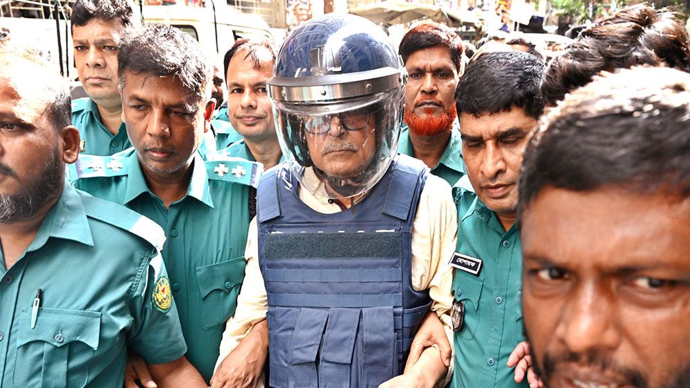 আদালতে রাশেদ খান মেননের বিরুদ্ধে বিক্ষোভ