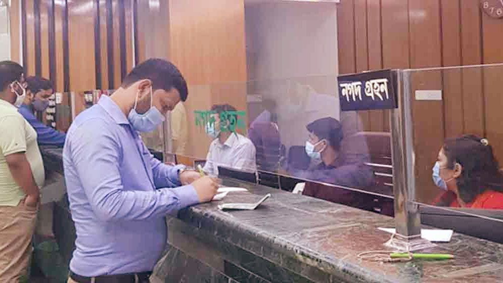 ব্যাংক থেকে নগদ টাকা উত্তোলনের সীমা বেড়েছে