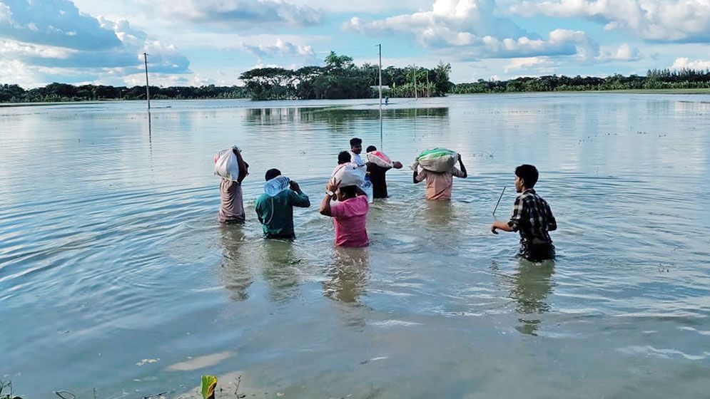 বন্যায় বিশুদ্ধ পানির সংকট বাড়ছে, রোগ ছড়ানোর ঝুঁকি