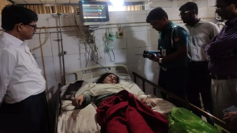 গাজীপুরে ফাঁকা গুলি ছুড়ে, ব্যাংক কর্মকর্তা ও আনসার সদস্যদের কুপিয়ে টাকা ছিনতাই