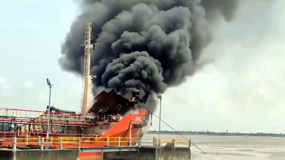 চট্টগ্রামে তেলবাহী জাহাজে ভয়াবহ আগুন