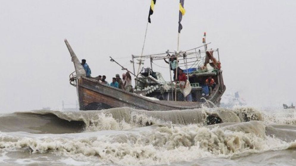 হাতিয়ায় মাছ ধরার ৭ ট্রলার ডুবি