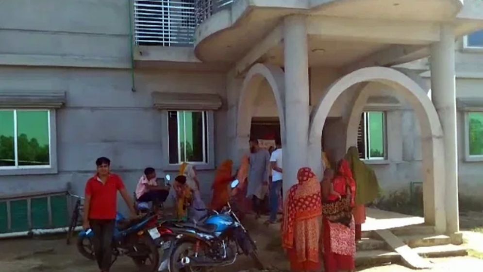 যেভাবে বিটিএসের সঙ্গে দেখা করতে পালায় ৫ ছাত্রী