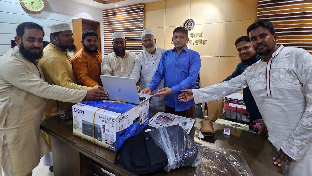 দেবিদ্বার থানায় ল্যাপটপ ও প্রিন্টার উপহার দিলো জামায়াত