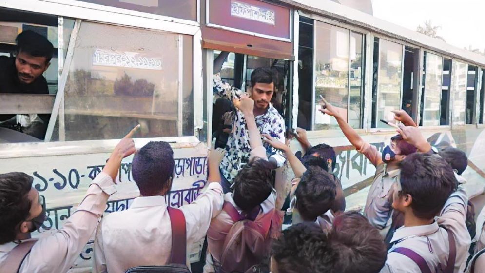 গণপরিবহনে শিক্ষার্থীদের হাফ ভাড়া নিয়ে নতুন সিদ্ধান্ত