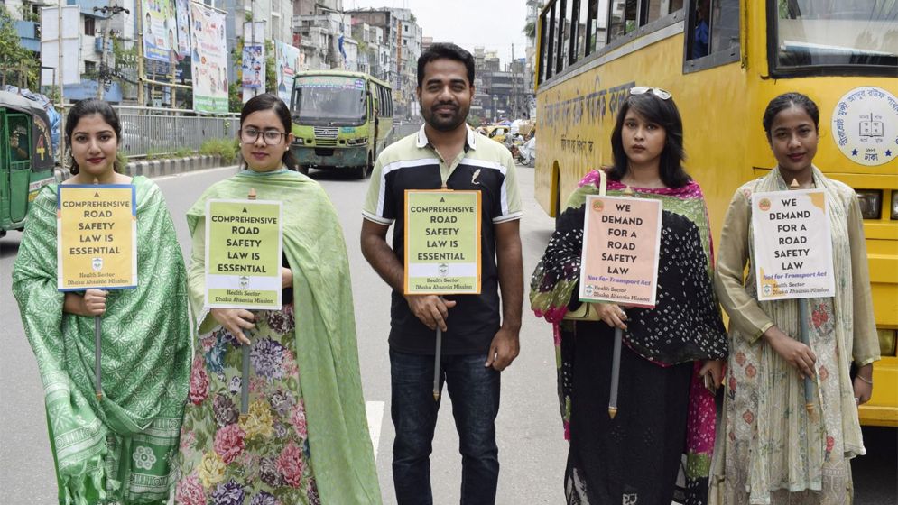 সড়ক সংস্কারে নিরাপত্তা আইনের দাবি তরুণদের