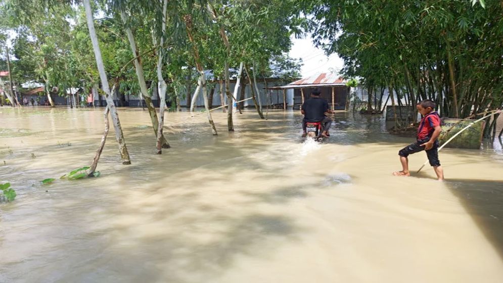 তিস্তার পানি বিপৎসীমায়, বন্যার শঙ্কায় নদীতীরের মানুষ