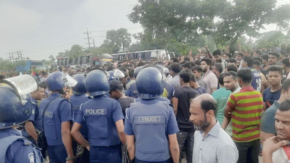 গাজীপুরের বিভিন্ন সড়কে শ্রমিকদের বিক্ষোভ