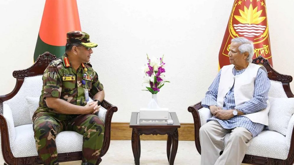 সেনাপ্রধানকে প্রয়োজনীয় দিকনির্দেশনা দিয়ে গেলেন প্রধান উপদেষ্টা