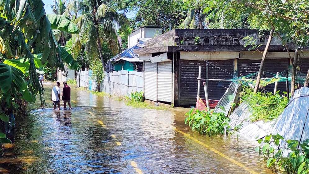 এক মাসেও নামেনি বন্যার পানি, দুর্ভোগে বাসিন্দারা