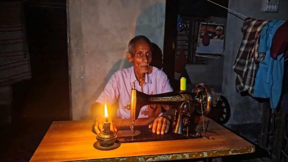 বিদ্যুতের আলো দেখে মরতে চান দুলাল সরকার