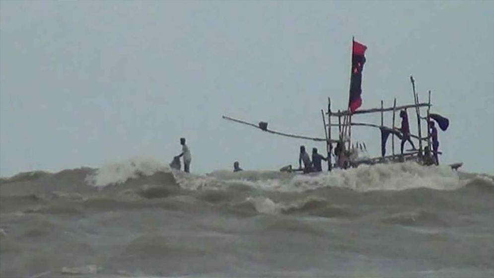 উত্তাল সাগরে ২১ ট্রলার ডুবে জেলে নিখোঁজ