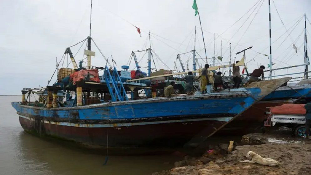 বাংলাদেশের সাগরে মাছ ধরার সময় ভারতীয় ২ ট্রলার ও ৩১ জেলে আটক
