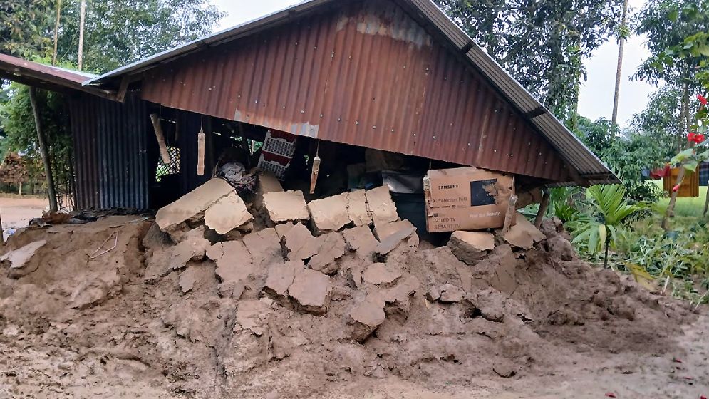 পানির তোড়ে বিলীন হলো গ্রামের সব মাটির ঘড়