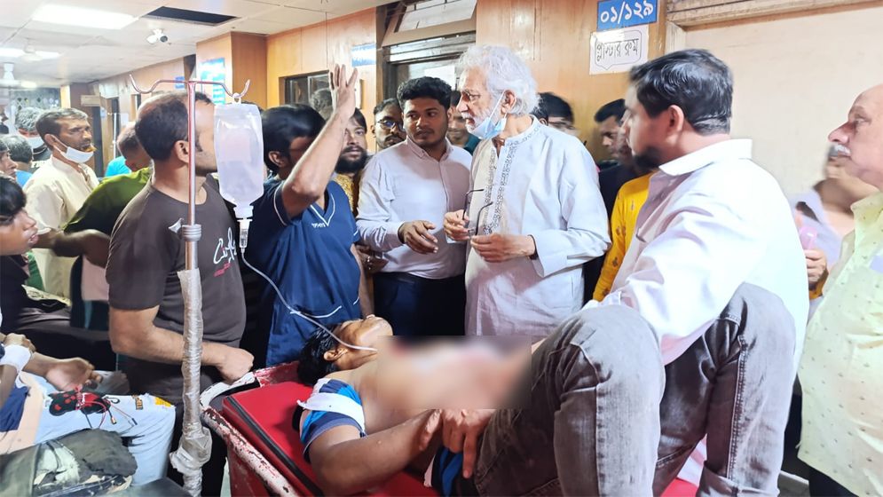 তাঁতিবাজারে মণ্ডপে আহতদের দেখতে গেলেন স্থানীয় সরকার উপদেষ্টা
