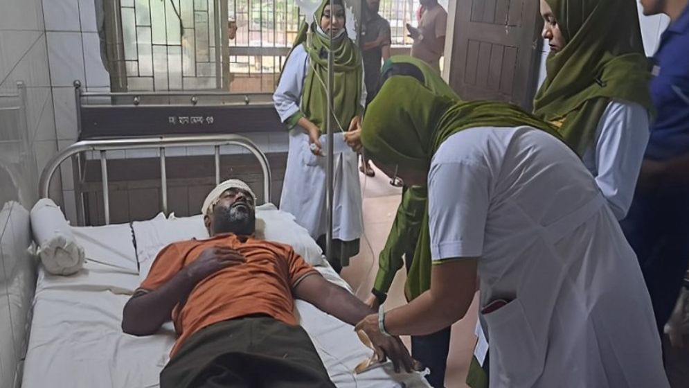 সাংবাদিকের ওপর হামলা, গুরুতর আহত হয়ে হাসপাতালে