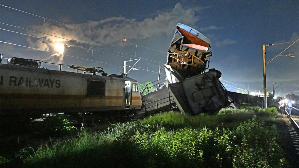 ভারতে দুই ট্রেনের মধ্যে ভয়াবহ সংঘর্ষ