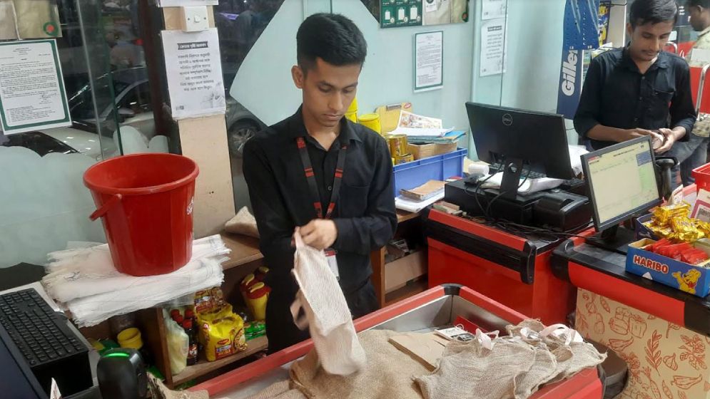 সুপারশপে নিষিদ্ধ পলিথিন, পাটের ব্যাগ নিয়ে মিশ্র প্রতিক্রিয়া