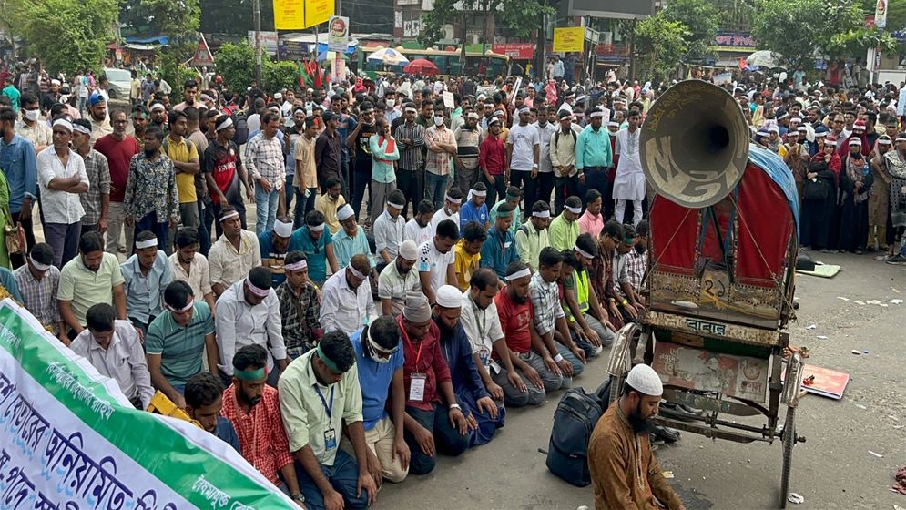 শাহবাগ অবরোধ করে নামাজ আদায় করলেন বিভিন্ন প্রকল্পে ও মাস্টাররোলে কর্মরতরা