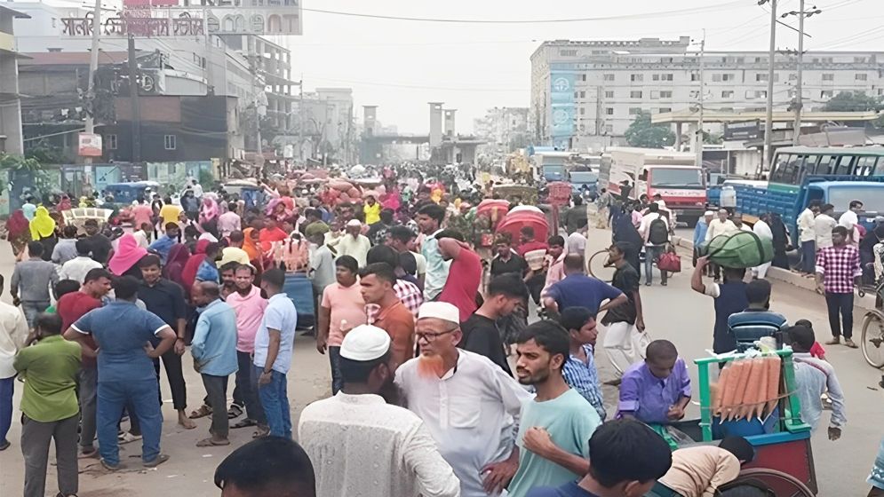 শ্রমিকদের অবরোধে তিন মহাসড়কে যানজট