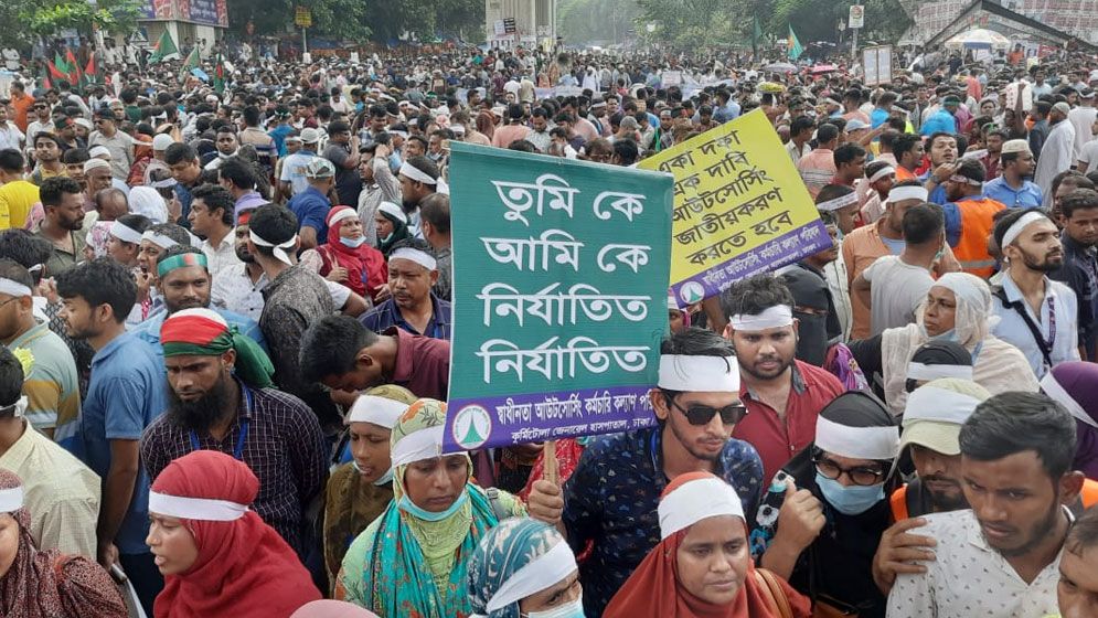 শাহবাগে আউটসোর্সিং কর্মীদের অবরোধ, দুর্ভোগে মানুষ