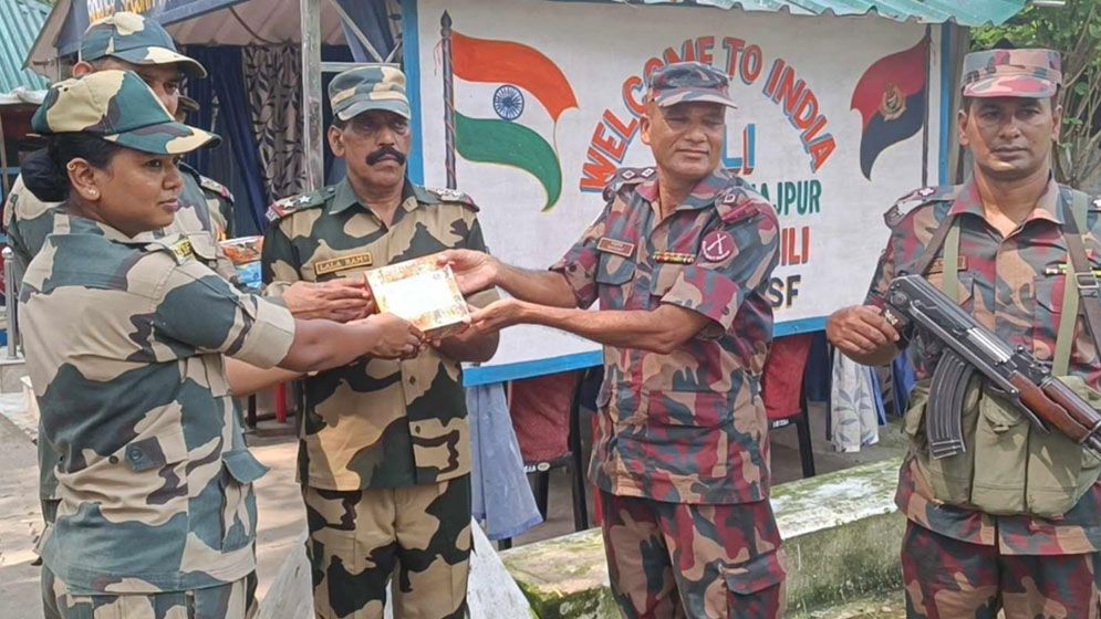 দুর্গাপূজা উপলক্ষে বিএসএফকে মিষ্টি উপহার বিজিবির