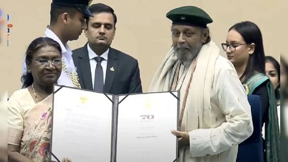 দাদা সাহেব ফালকে গ্রহণ করলেন মিঠুন