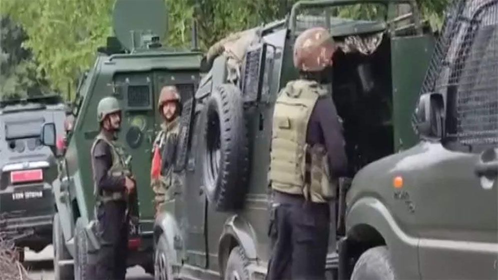 কাশ্মীরে ২ ভারতীয় সেনাসহ চারজন নিহত