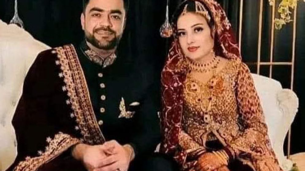 প্রকাশ্যে রশিদ খানের স্ত্রীর ছবি