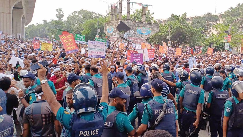 চাকরি জাতীয়করণের দাবিতে শাহবাগে আউটসোর্সিং কর্মীদের অবরোধ