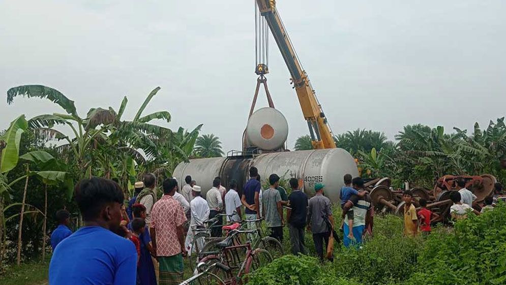 চুয়াডাঙ্গায় তেলবাহী ট্যাংকার লাইনচ্যুত, ১০ ঘণ্টা পর ট্রেন চলাচল স্বাভাবিক