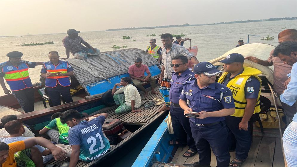 মেঘনা নদীতে মাছ ধরতে গিয়ে দুই ট্রলারের সংঘর্ষ