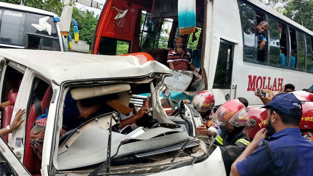 অক্টোবরে ৪০৫ সড়ক দুর্ঘটনা, নিহত ৩৭৭