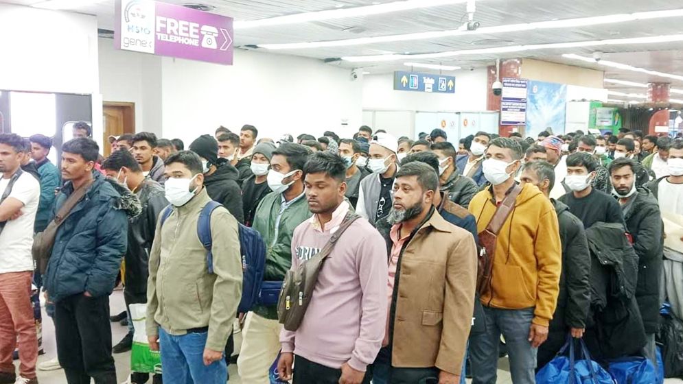 লিবিয়া ও তিউনিশিয়া থেকে দেশে ফিরলেন ১৬১ বাংলাদেশি