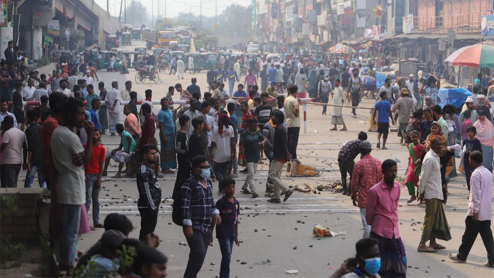 রিকশাচালকেরা সরে যাওয়ায় ট্রেন চলাচল শুরু