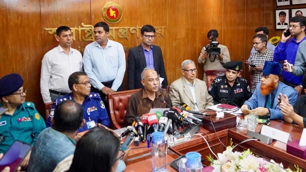 ট্রাফিক নিয়ন্ত্রণে আইনশৃঙ্খলা বাহিনীর অবসরপ্রাপ্তদের নিয়োগ করা হবে: স্বরাষ্ট্র উপদেষ্টা